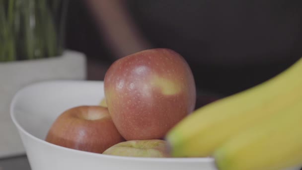 Primer Plano Hombre Acercándose Tazón Fruta Para Agarrar Una Manzana — Vídeos de Stock