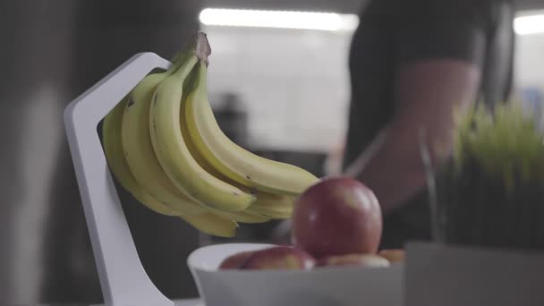 Кінематографічний Знімок Чоловіка Який Обертається Навколо Щоб Схопити Банан Кухні — стокове відео