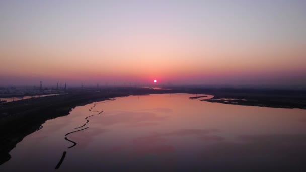 Schöner Orangefarbener Sonnenuntergang Über Dem Silhouetten Blick Auf Den Industriehafen — Stockvideo