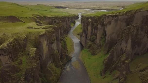 Aerial Dolly Fjar River Flowing Fjarrgljfur Verdant Canyon Steep Rock — Videoclip de stoc