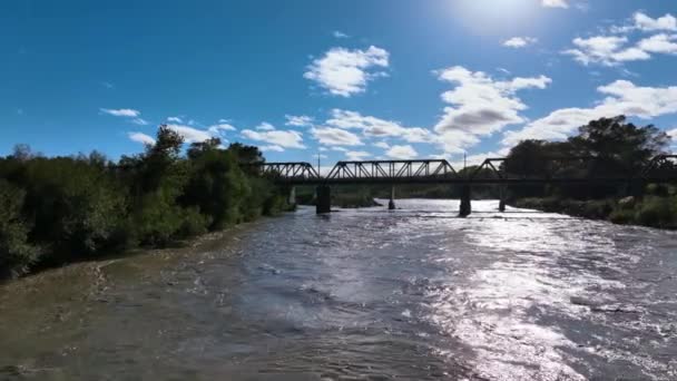 Fling Sun Glittert Rangitkei River Verso Ponte Ferroviario Nuova Zelanda — Video Stock