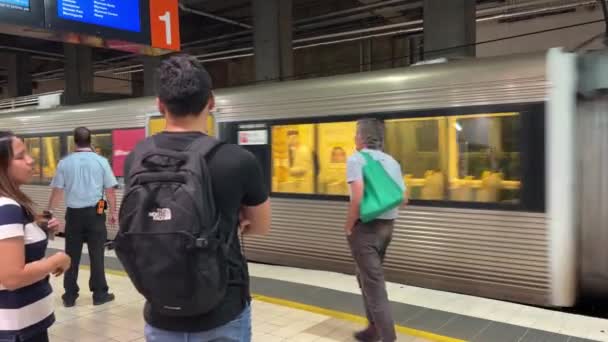 Underground Train Station Fortitude Valley Station Doors Open Passengers Disembarking — Αρχείο Βίντεο