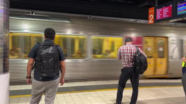 Train Arrive Underground Fortitude Valley Station Platform Doors Open Passengers — Vídeo de Stock