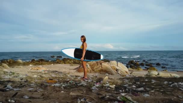 여자가 쓰레기로 해변에 — 비디오