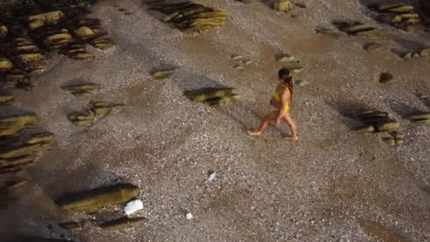 Aerial Cinematic Blonde Model Bikini Walking Alone Rocky Tide Beach — ストック動画