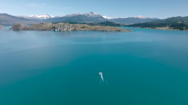 空中飞越平坦的绿松石湖一般卡雷拉与快艇穿越水面 — 图库视频影像