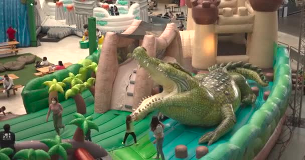 Inflatable Crocodile Inflatable Slide Kids Jumping Inflatable Slide — стоковое видео
