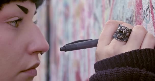 Una Giovane Donna Stravagante Scrive Messaggio Matita Sul Muro Lennon — Video Stock