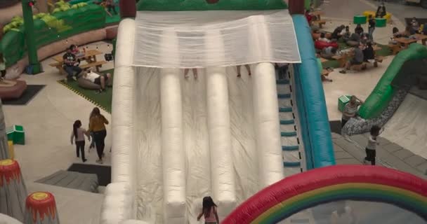 Inflatables Gigantes Para Crianças Dentro Shopping — Vídeo de Stock