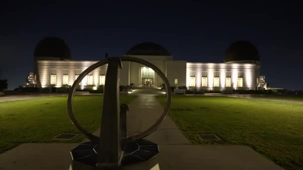 Při Pohledu Griffithovu Observatoř Památníku Astronomů Trávníku Před Domem Noci — Stock video