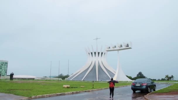 Woman Backpack Walking Metropolitan Cathedral Our Lady Aparecida Rainy Day — Stok video