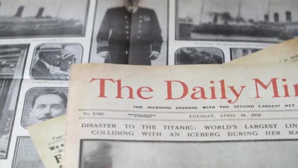 1912 Titanic Hajó Kapitányát Felvonultató Daily Mail Újság Címlapján — Stock videók