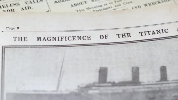 1912年巨轮沉没后的报纸头条 — 图库视频影像