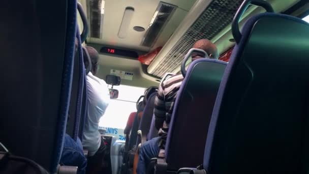 Personas Irreconocibles Montando Autobús Durante Día Vista Desde Atrás Del — Vídeo de stock