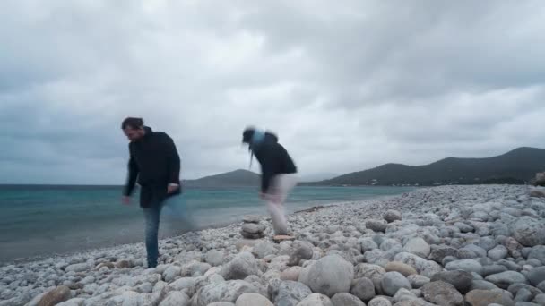 Time Lapse Young Friends Group Pile Cairn Stormy Beach Day — Wideo stockowe