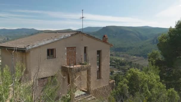 Old Abandoned Spanish House Sitting Ontop Mountain Village Chulilla Hills — Vídeo de stock
