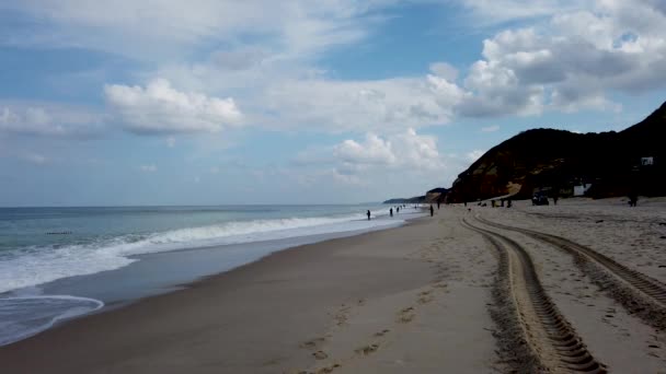 Veel Mannen Vissen Het Lange Strand — Stockvideo