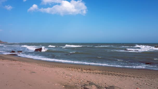 Playa Vacía Cámara Lenta Día Ventoso — Vídeos de Stock