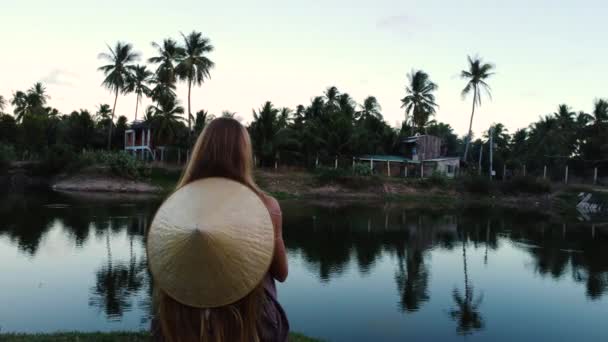 Mujer Con Sombrero Cónico Sentado Lado Del Lago Tropical Pesca — Vídeos de Stock