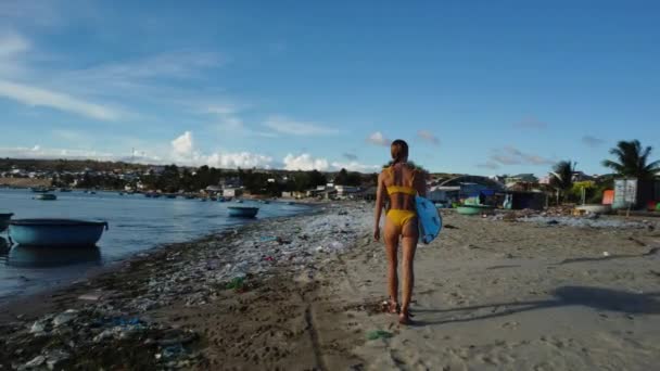 Bronz Tenli Sörfçü Kız Elinde Sörf Tahtası Vietnam Sahillerinde Plastik — Stok video