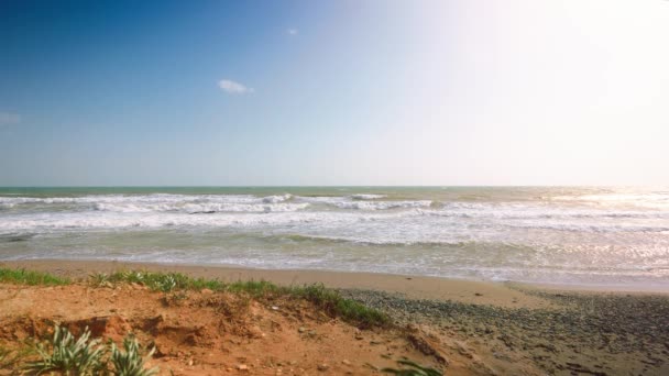 風の強い日にゆっくりとした動きで空のビーチ — ストック動画