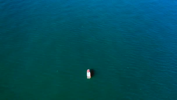 062_Ojra Uas_Ocean_Boat_Aerialview_4K Güneşli Bir Günde Bir Drone Havadan Görüntüsüyle Okyanusun — Stok video