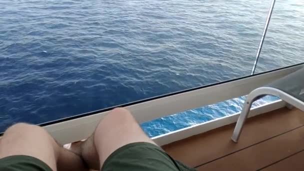 크루즈 테라스에 잠수복을 남자의 다리가 사고가 항해하는 바다의 — 비디오