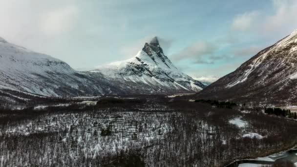 Drone Hyperlapse Valley Otertinden Mountain Snow Landscape — Vídeos de Stock