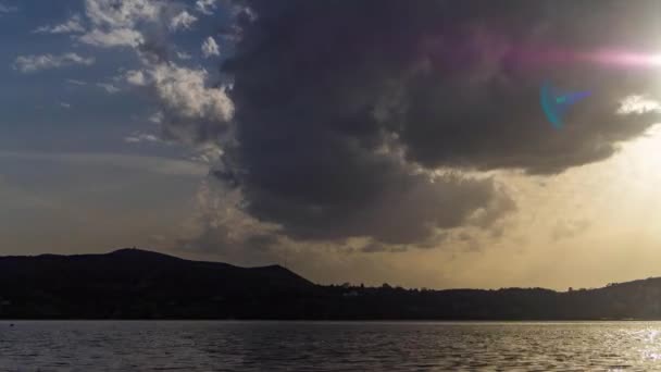 Včasná Oblačnost Nad Jezerem Zlatými Barvami — Stock video