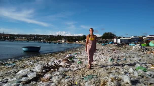 Caucasian Blonde Girl Walking Alone Dirty Beach Plastic Ocean Trash — Stockvideo