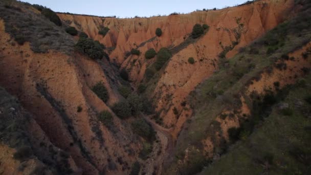 スペインの砂岩山脈を飛行するドローンの空中ビュー — ストック動画