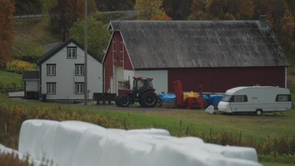 Farmhouse Barn Rural Scandinavia Tractor Caravan Parked Nouse Slow Motion — Wideo stockowe