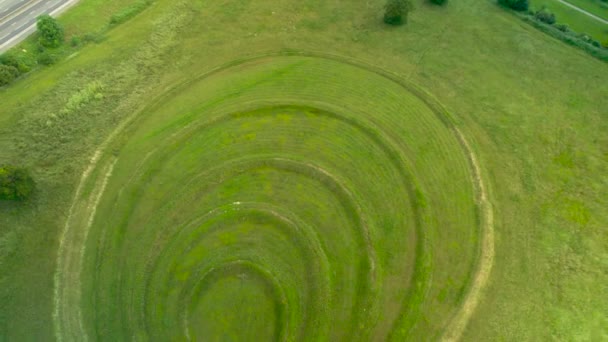 Aerial Backward Tilt Reveal Theydon Bois Earthwork Sculpture Epping — Stockvideo