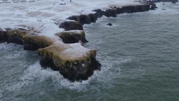 Ocean Waves Hit Rocky Cliff Coastline Arnarstapi Iceland Anténa — Stock video