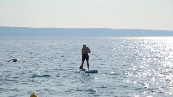 Homem Cair Paddleboard Câmera Lenta — Vídeo de Stock