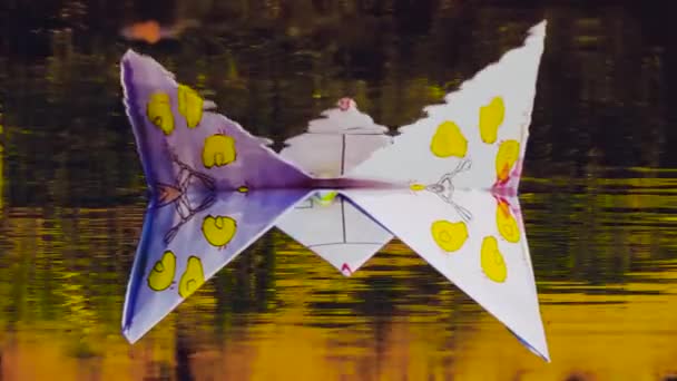 Papieren Boot Het Water Oppervlak Drijvend Met Rimpels Rond — Stockvideo