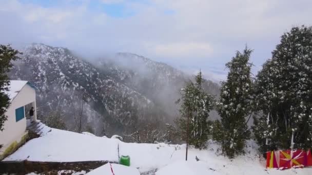 Vacaciones Invierno Vacaciones Esquí Fondo Casa Madera Bajo Nieve — Vídeos de Stock