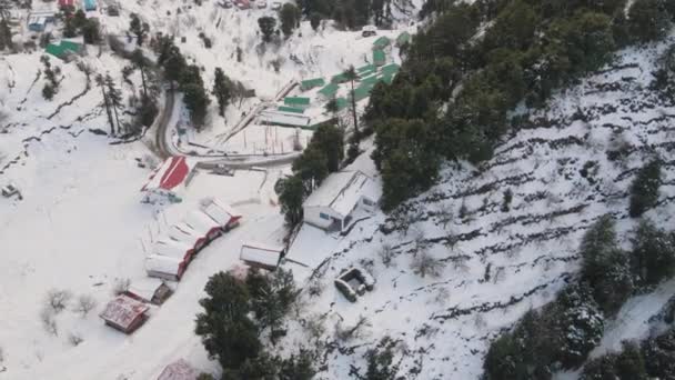 滑雪度假背景 积雪下的木制房屋 — 图库视频影像