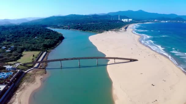 Zdjęcie Panoramiczne Piaskowca Rzeki Mostu Słoneczny Dzień Fulong Beach Tajwan — Wideo stockowe