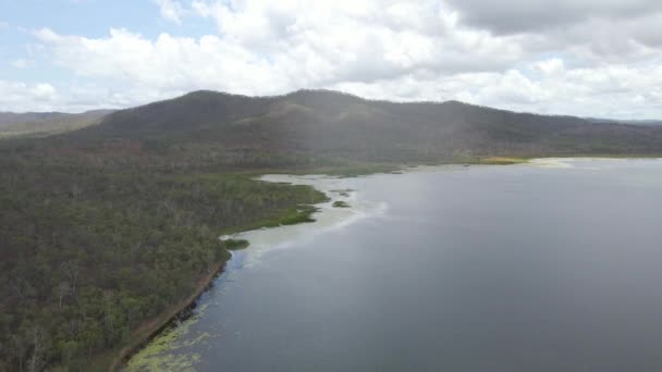 Nuvens Acima Montanha Floresta Lago Mitchell Barragem Terra Encheu Embankment — Vídeo de Stock