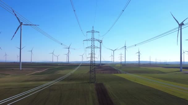 有电力线的风车 绿色可再生能源概念 空中射击 — 图库视频影像