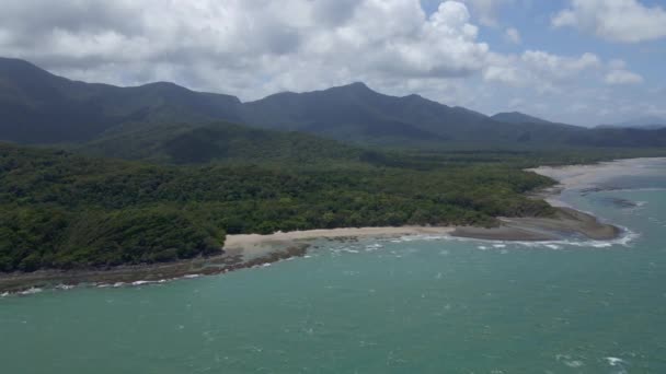 Ruhige Wellen Der Felsigen Küste Des Strandes Kap Tribulation Qld — Stockvideo