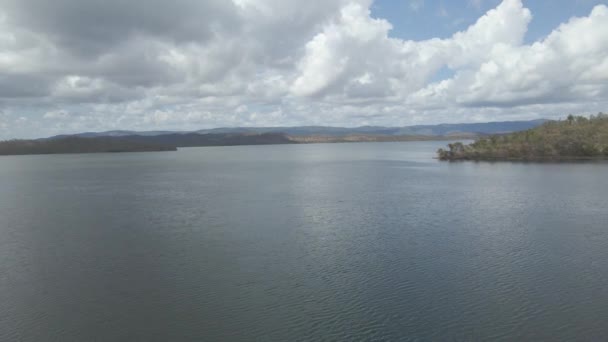 Quaids Dam Met Sereen Water Overdag Lake Mitchell Qld Australië — Stockvideo