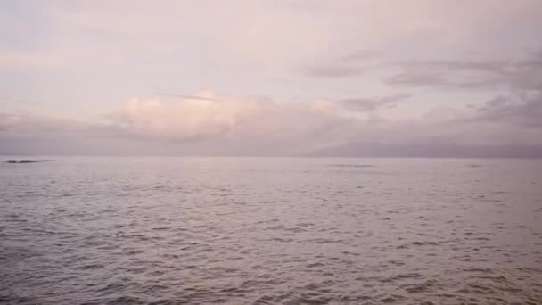 日落后海浪在沙滩上冲刷的概况 背景为高山轮廓 — 图库视频影像