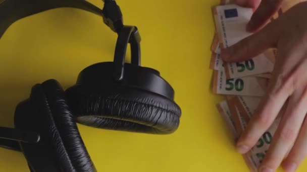 Begreppet Musiker Förlora Pengar Musikindustrin Hörlurar Bordet Med Eurosedlar — Stockvideo