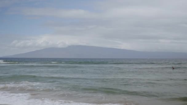 Static View Sea Waves Crashing Sandy Beach Cloudy Evening View — Video