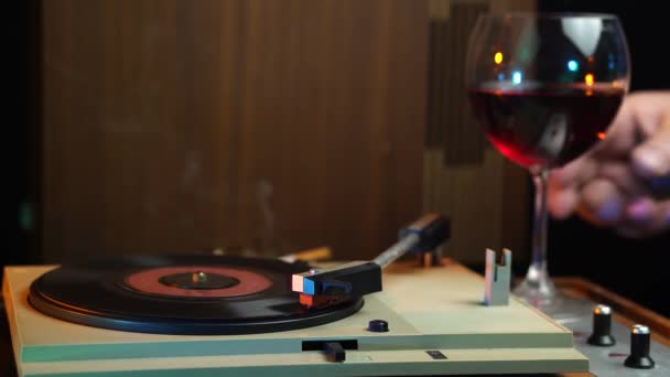 1960 Ların Sahnesi Gramofon Sigara Duman Kül Tablası Kırmızı Şarap — Stok video