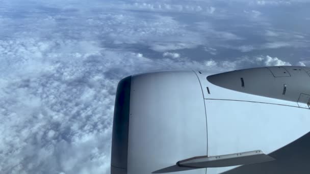 Вид Пассажира Над Двигателем Пролетающим Над Облаками — стоковое видео