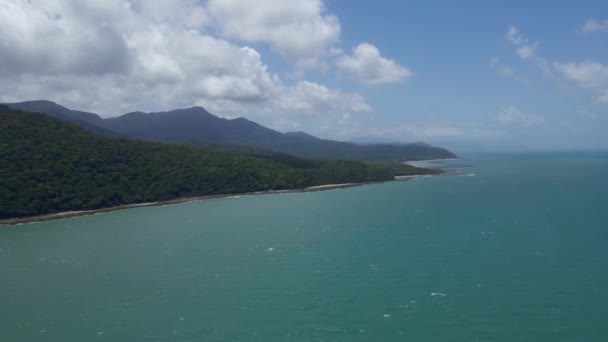 Luftaufnahme Des Ruhigen Blauen Meeres Mit Daintree Nationalpark Cape Tribulation — Stockvideo