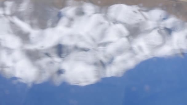 Montagna Innevata Cielo Blu Che Riflette Sull Acqua Increspata Giorno — Video Stock